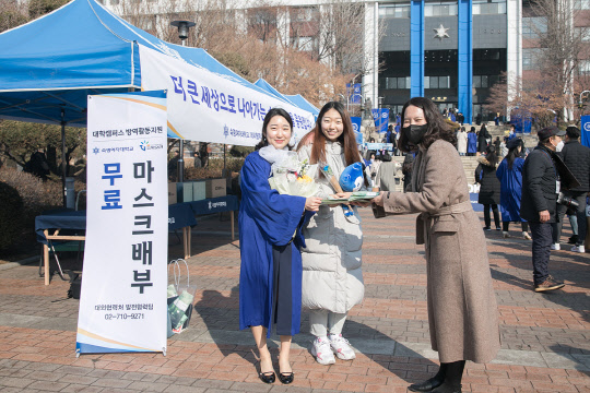 숙명여대가 학위수여식에서캠퍼스 방역활동을펼치고 있다. 지오영 제공.